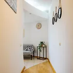 Old Center River View-4br-parliament-metro-park *