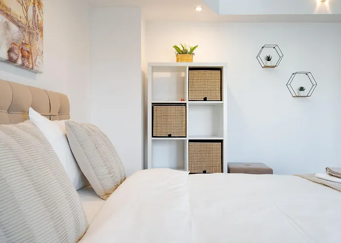 Old Center River View-4br-parliament-metro-park