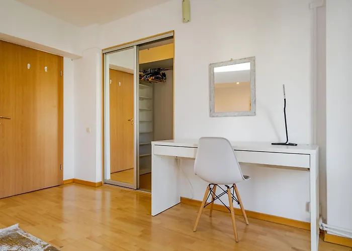 Апартаменти Old Center River View-4br-parliament-metro-park