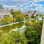 Old Center River View-4br-parliament-metro-park Apartment