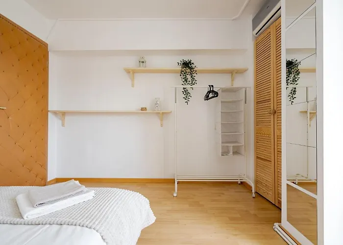 Old Center River View-4br-parliament-metro-park